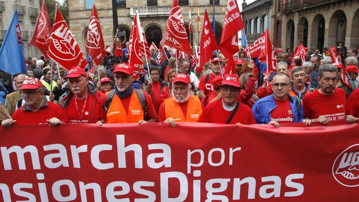 Pensionistas de Asturias inician en Gijón una marcha hasta Madrid en defensa de pensiones dignas, en el 2017.