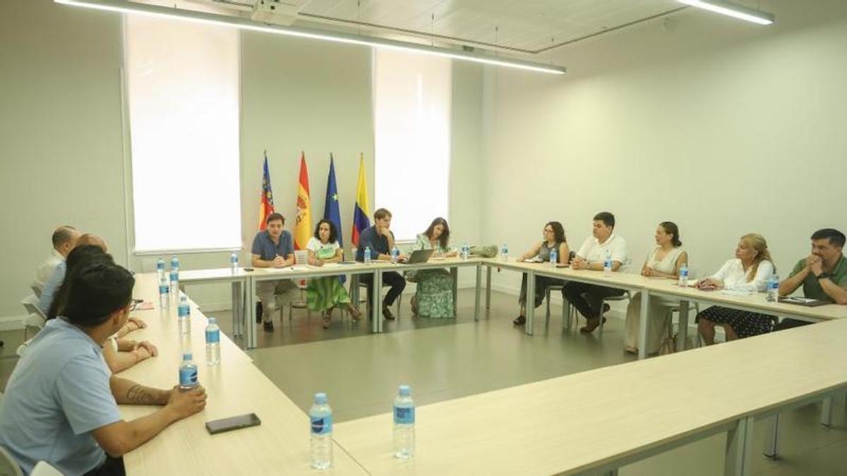 Reunión de la consellera, Elena Albalat, con las entidades colombianas de la Comunitat tras el terremoto