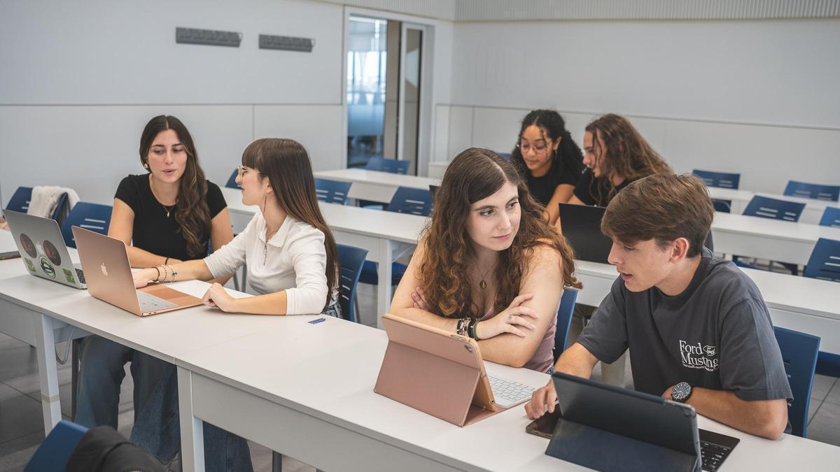 El alumnado de Loyola trabaja desde el primer día en casos prácticos, conectando directamente con las demandas del mercado laboral.