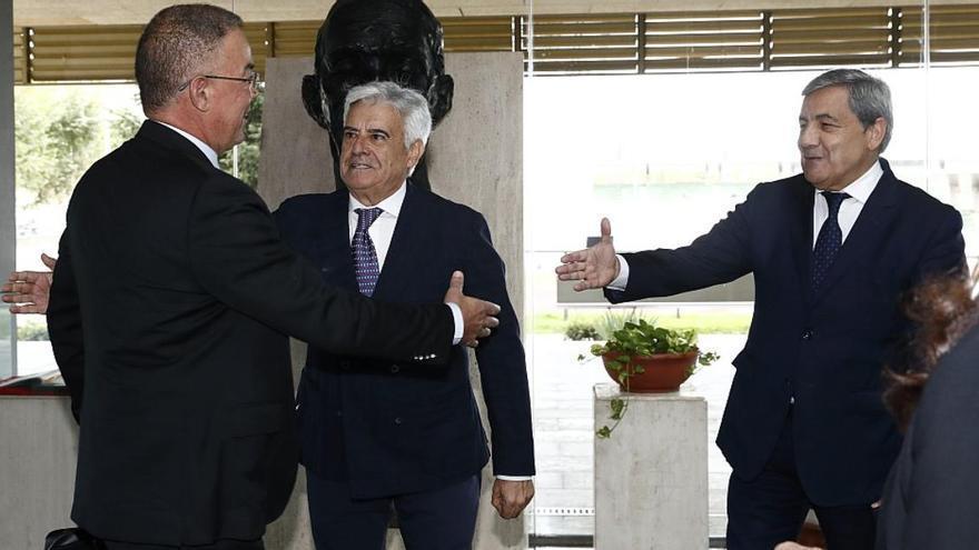Fernando Rocha saluda al marroquí Fouzi Lekjaa en presencia del luso Fernando Gomes.