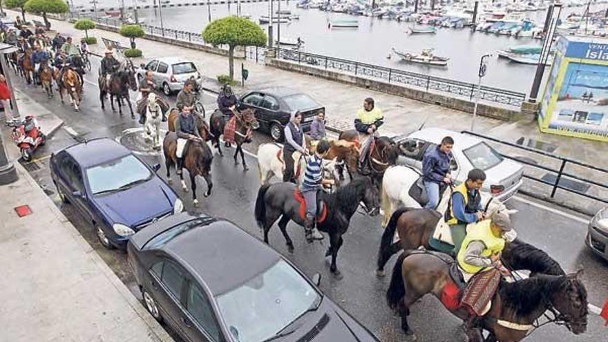 La marcha a caballo, ayer, a su paso por el casco urbano de Baiona.  // Marta G. Brea