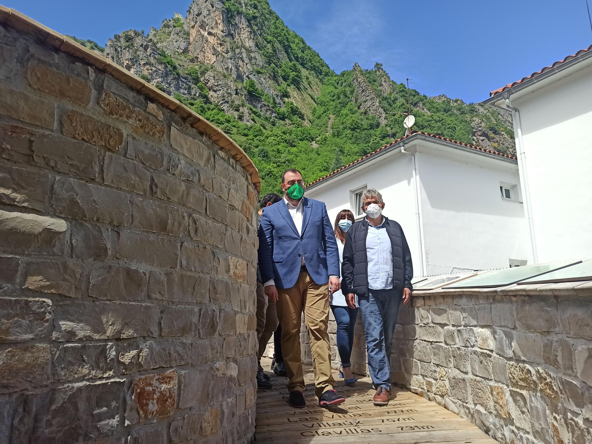 El presidente del Principado con el alcalde de Somiedo, en la zona del mirador