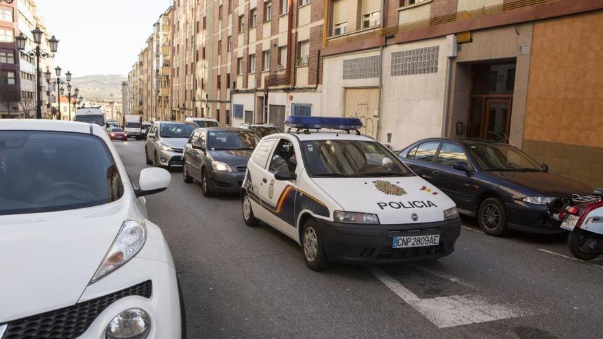 Un coche de Policía cerca del portal en el que vivía el fallecido.