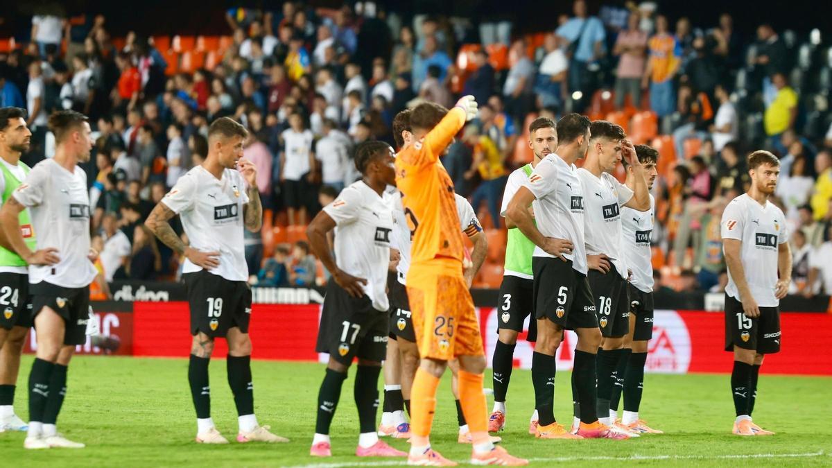 Los jugadores tras la derrota en Mestalla ante el Oviedo