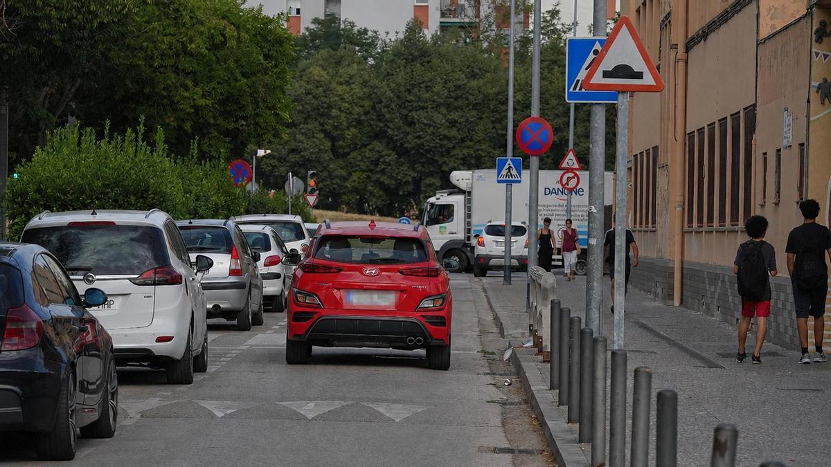 Un cotxe circulant per davant l'escola Àgora, aquest dimarts.
