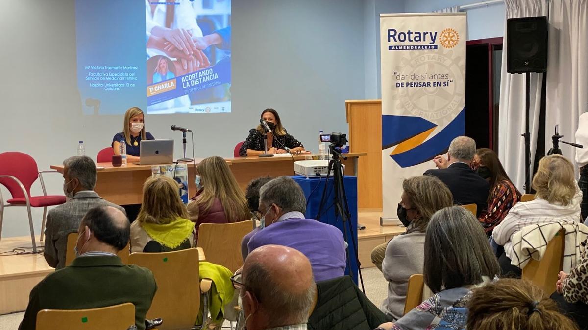 Charla de Victoria Trasmonte en Almendralejo