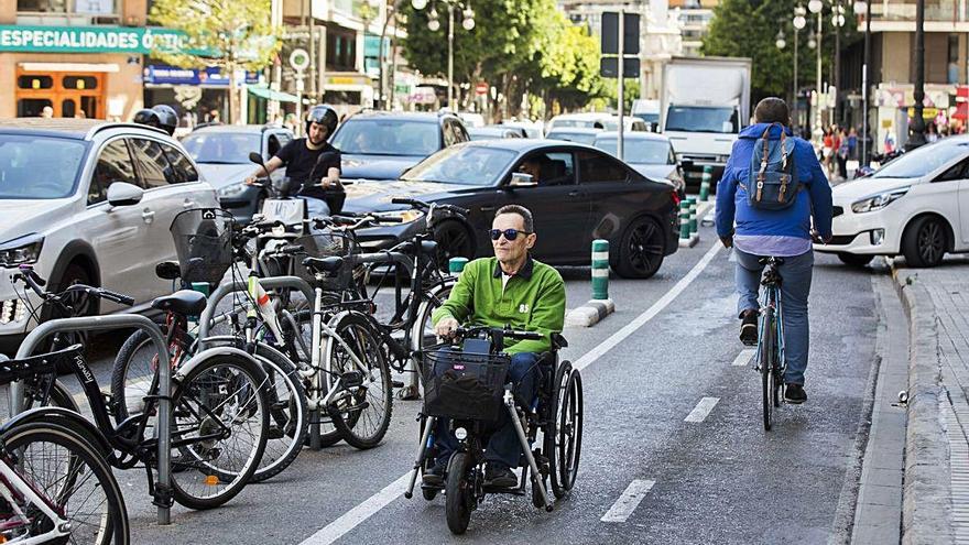 Los carriles bici también benefician a las personas con movilidad reducida y que usan sillas de ruedas.