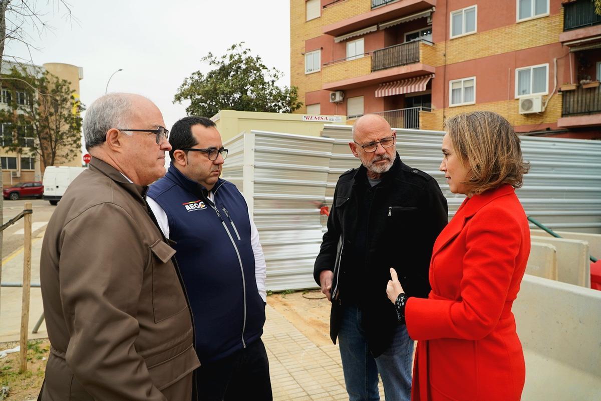 Visita de Cuca Gamarra al cuartel de la Guardia Civil en Paiporta, este miércoles.