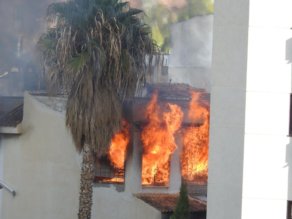 Incendio en un bungalow abandonado en urbanización Jardines de Las Huertas.