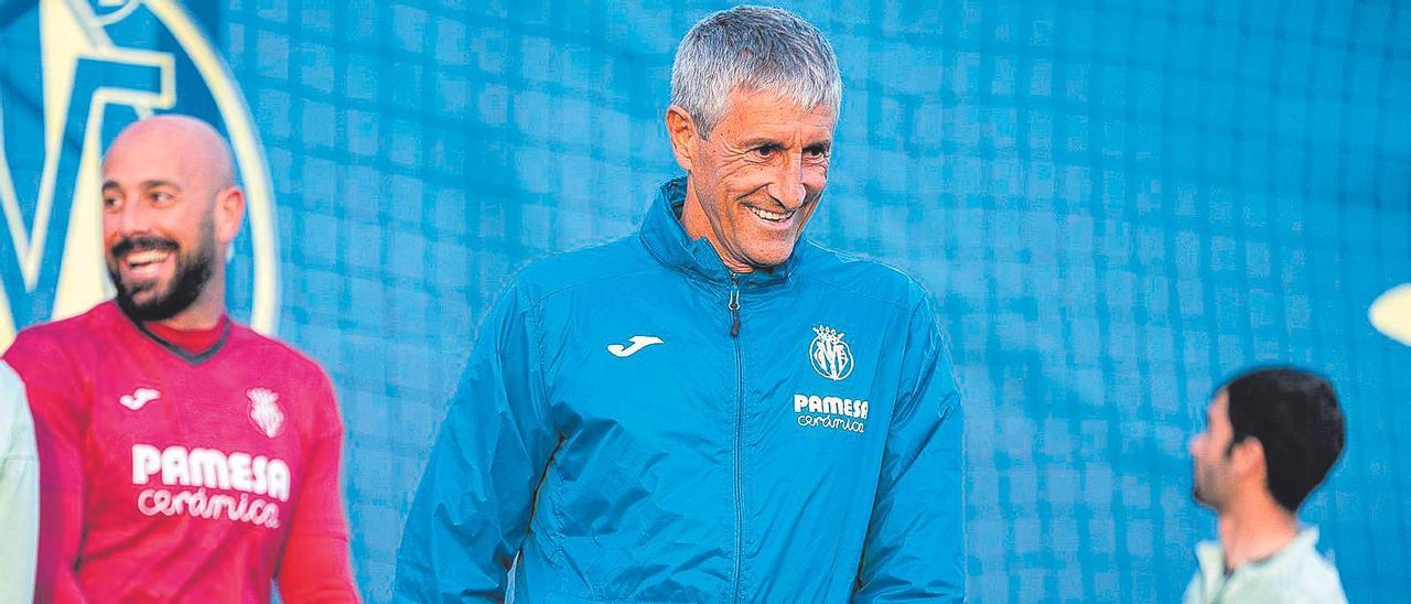 El entrenador del Villarreal, Quique Setién, sonriente, durante un entrenamiento en la Ciudad Deportiva José Manuel Llaneza de la actual temporada.