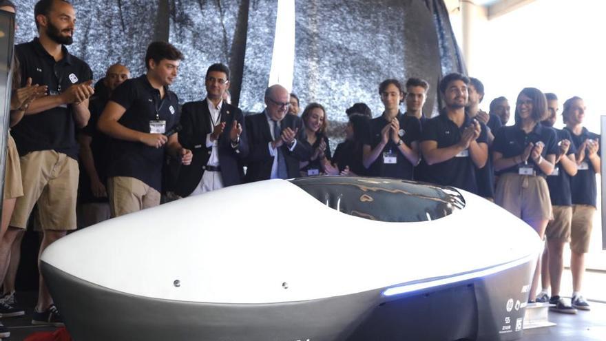 El prototipo &quot;Valentia&quot; junto a sus creadores, la segunda generación del &quot;Hyperloop UPV&quot;.