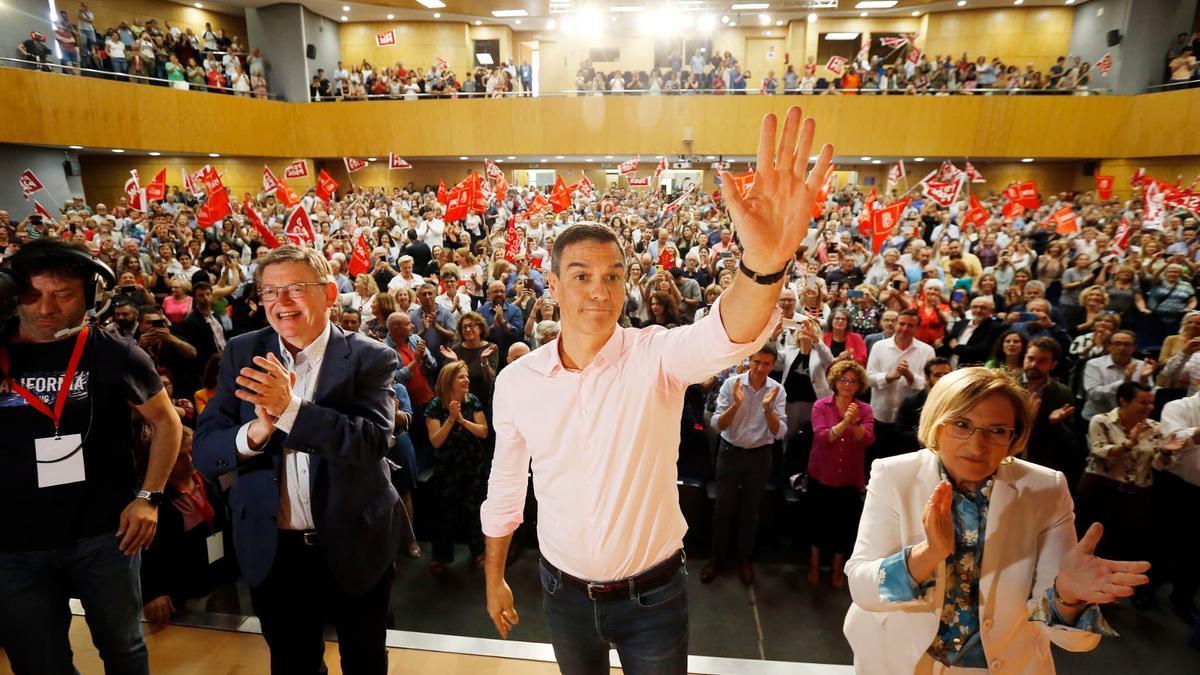 El presidente del Gobierno, Pedro Sánchez, el 'president' de la Generalitat, Ximo Puig, y la candidata del PSPV-PSOE a la Alcaldía de Alicante, Ana Barceló, en un mitin del partido en Alicante.