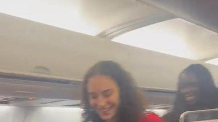 Recibimiento al Casademont Zaragoza en el avión de vuelta de Praga