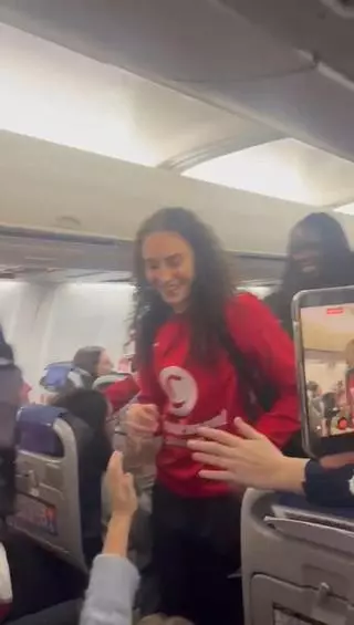 Los entresijos del avión de vuelta del Casademont Zaragoza tras la victoria en Praga: del ‘Cantero dimisión’ a la maestra de ceremonias Aminata Gueye