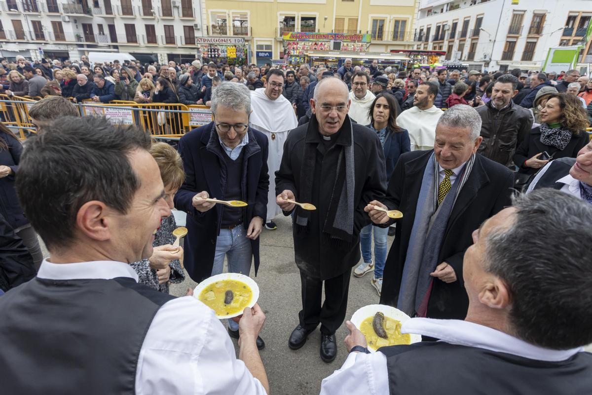 El conseller Arcadi España, junto a la alcaldesa de El Puig, el presidente de la Mancomunitat y el párroco degustan el plato tradicional.