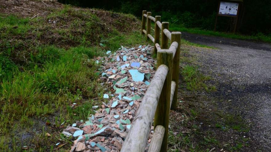 Arrojan escombros de una obra doméstica en el área de interpretación de Redogrés