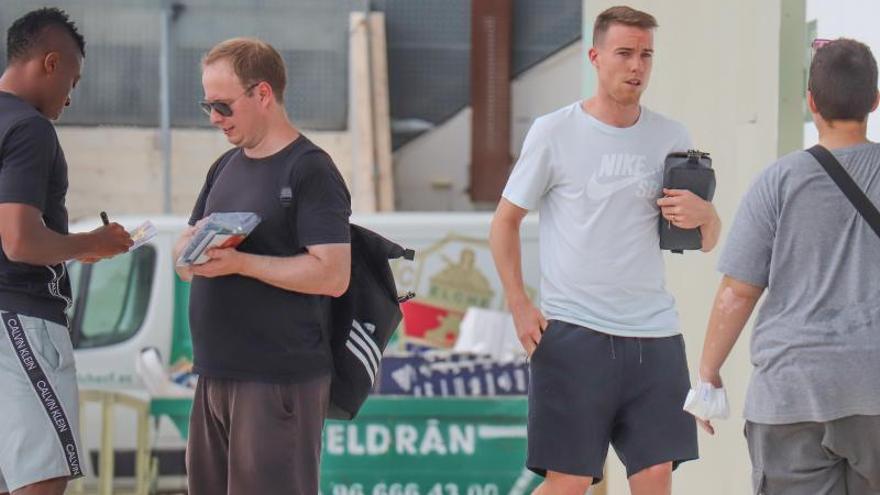 Helibelton Palacios -izquierda- y Carlos Clerc, ayer atendiendo a unos aficionados a las puertas del estadio Martínez Valero. | TONY SEVILLA