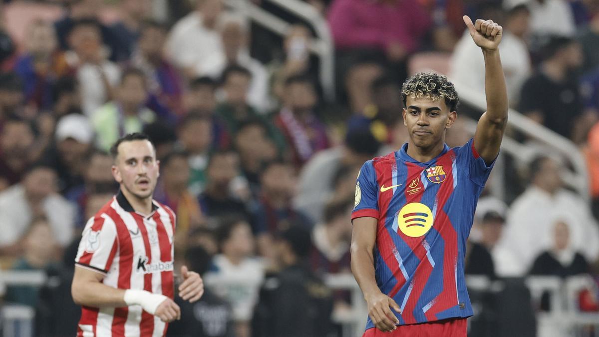 Encuentro de Flick y Alonso en el césped antes de la final de la Supercopa