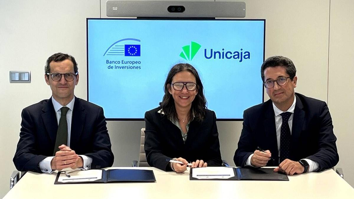 Jesús Ruano, director general de Negocio de Empresas de Unicaja; Gemma Feliciani, directora de Instituciones Financieras del BEI, y Javier Pérez, director general de Riesgo de Crédito y ESG de Unicaja