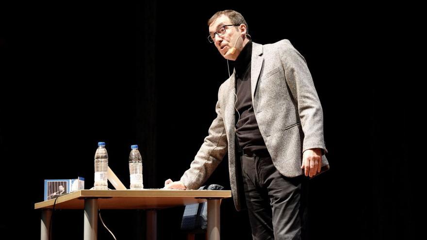 Fernando Raña Barreiro, ayer, durante la presentación de su disco en el Salón Teatro.