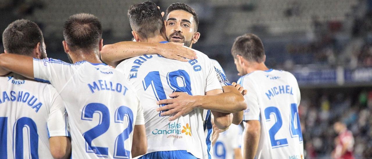 José León, felicitando a Enric Gallego, entre Jérémy Mellot y Míchel Herrero.