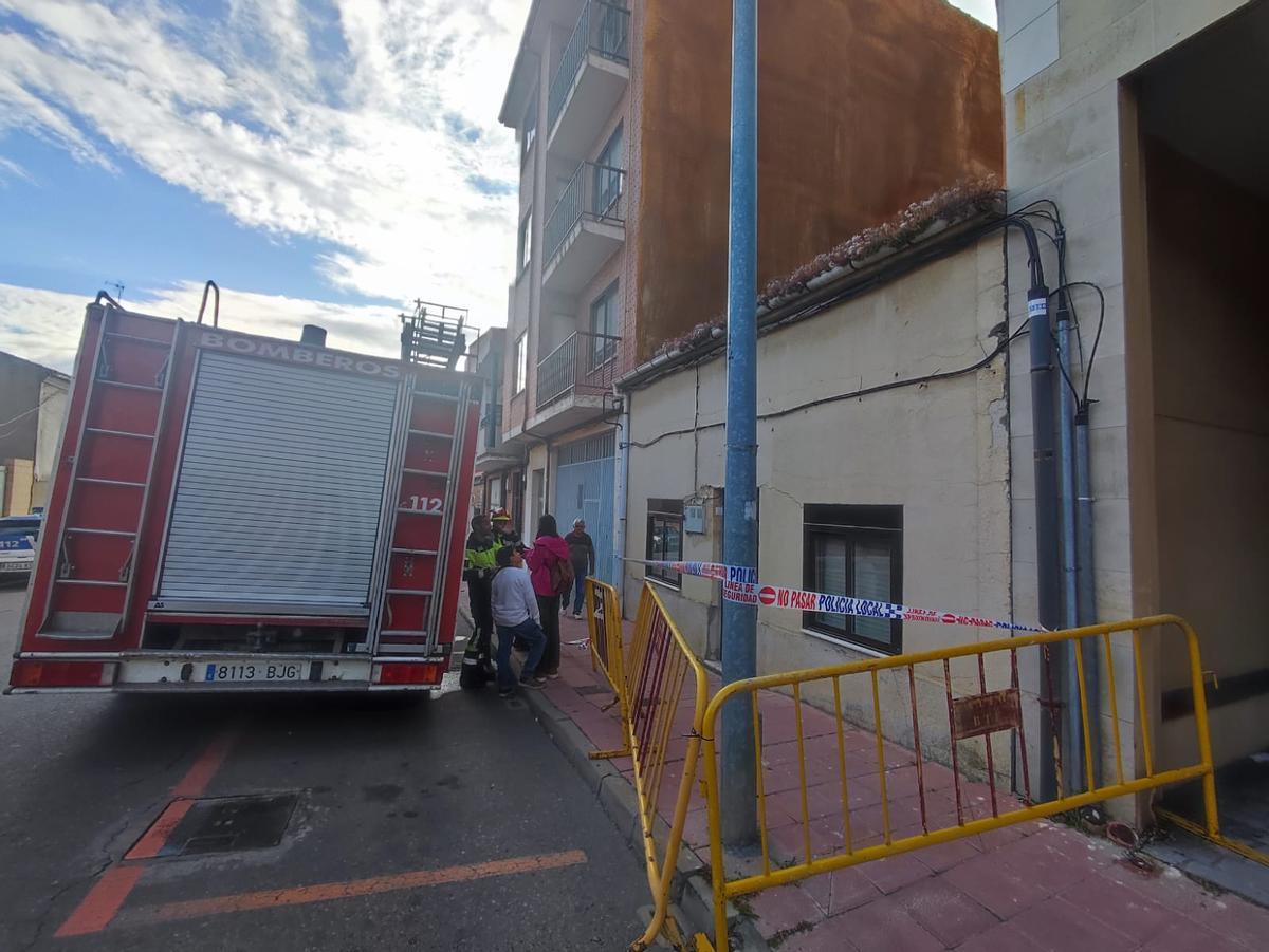 La arquitecta municipal conversa con los bomberos que han supervisado la zona del desprendimiento.