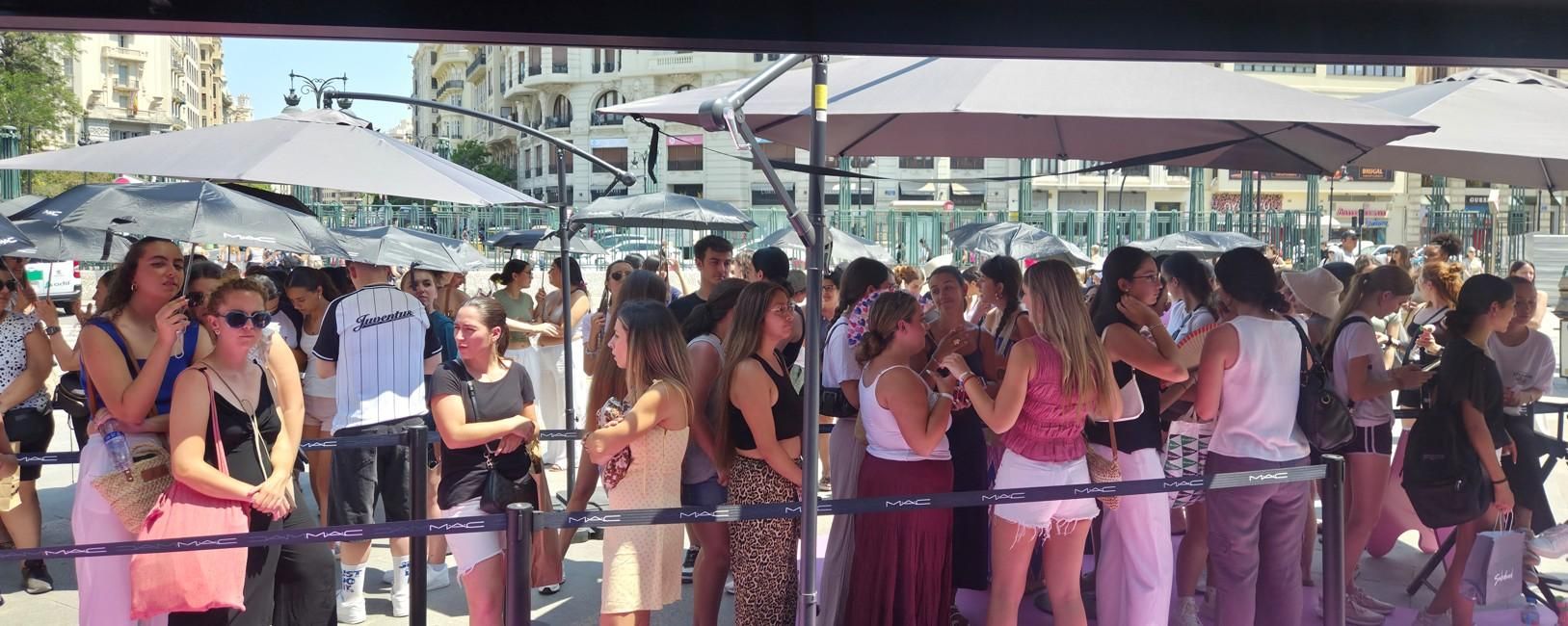 Varios centenares de seguidores de una conocida firma de cosméticos participaron en una actividad realizada en el centro de València esta semana en la que se dieron a conocer las últimas novedades de la marca.
