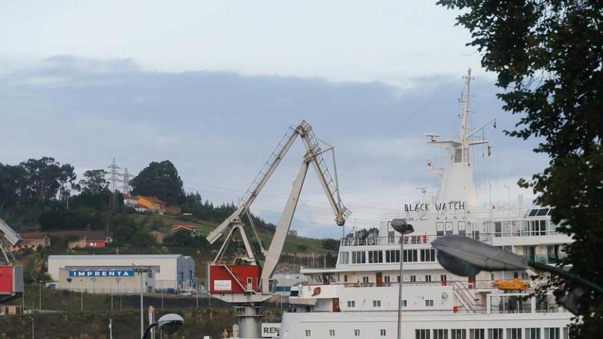 El crucero &quot;Black Watch&quot;, durante su estancia el pasado día 5 en Avilés.