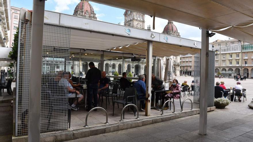 El Concello analiza si prorroga las licencias de las terrazas de María Pita que expiran este año