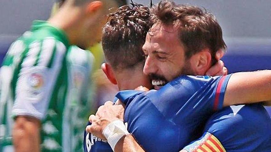 Morales y Bardhi celebran un gol ante el Betis.