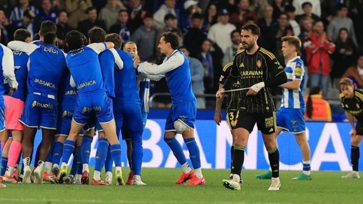 Insua, cabizbajo tras pitar el árbitro el final del partido en Riazor.