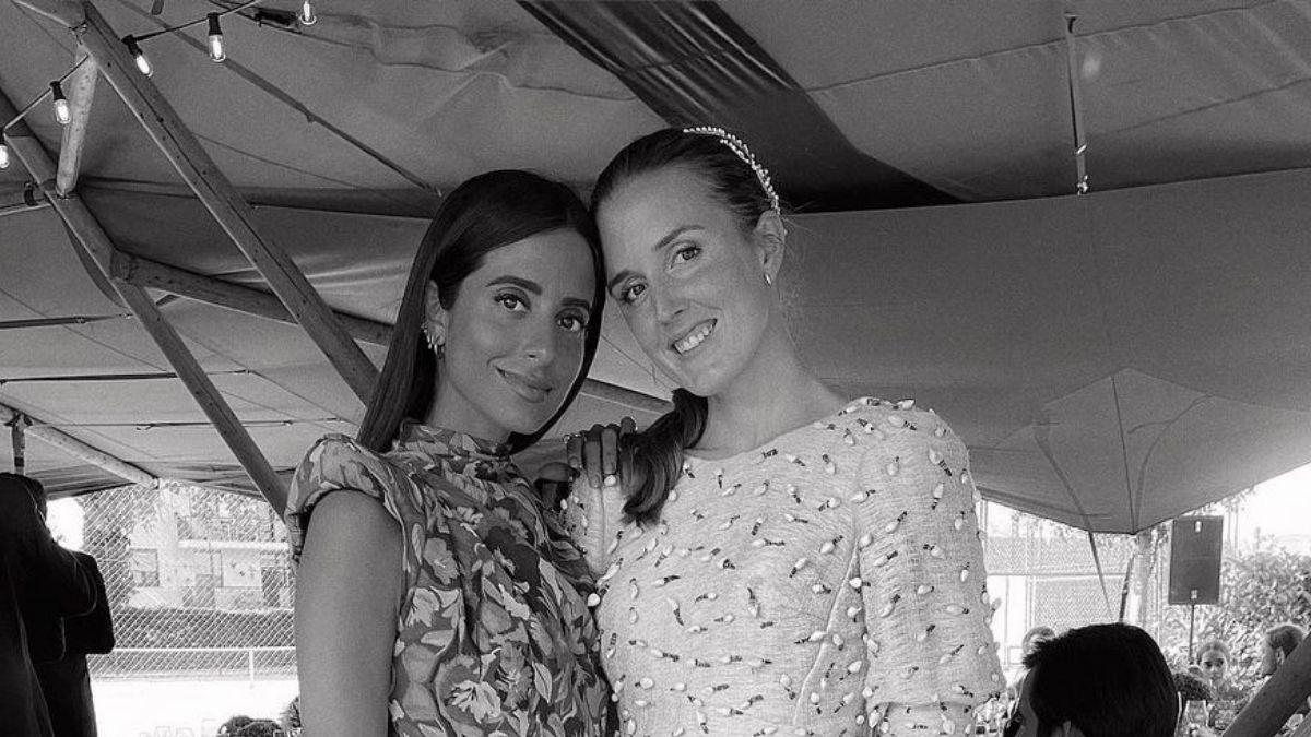 María Fernández-Rubíes con Inés Pérez-Pla en su boda