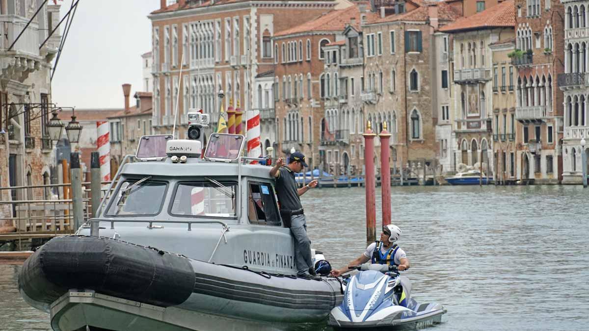 Agentes de policía vigilan los canales de Venecia con motivo de la reunión del G20