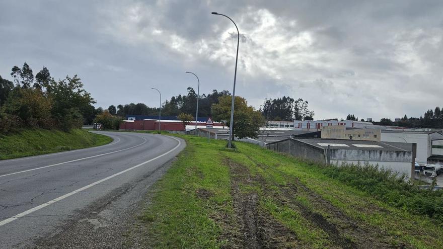 Un tramo de la carretera en la que se construirá la senda que comunicará el polígono y el cruce de Ferrol.