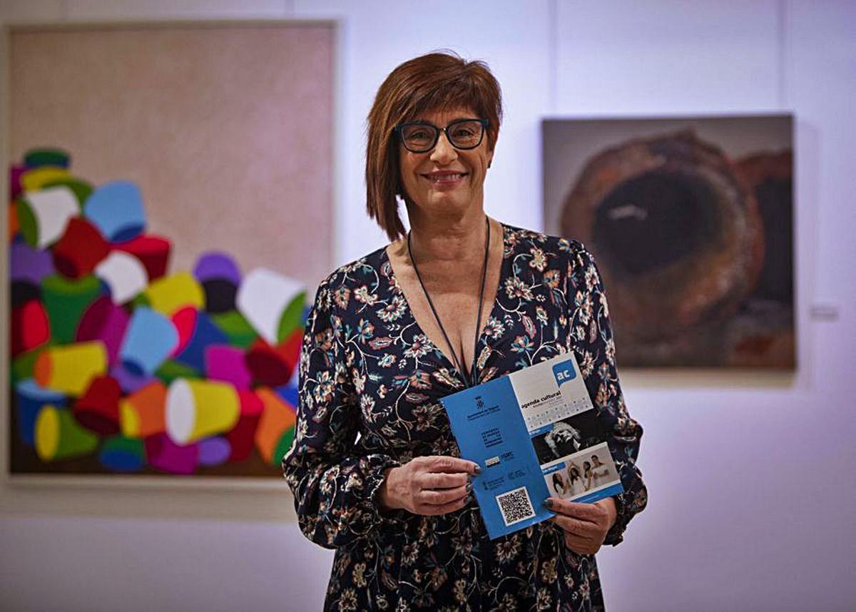 La edil de Cultura, con el nuevo folleto. | LEVANTE-EMV