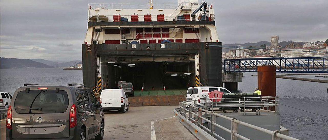 Furgonetas fabricadas en Vigo embarcan en el buque de la autopista del mar rumbo a Francia.