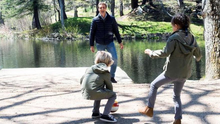 Elecciones generales: Casado pasa la jornada de reflexión con su mujer y sus hijos en Ávila