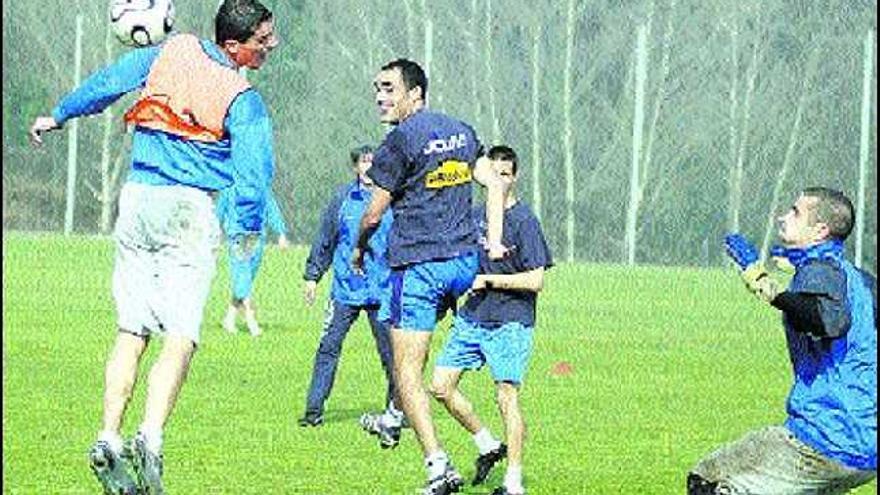 Mario, en el centro, salta por un balón entre Meijide y José Luis, con Aulestia en la portería.