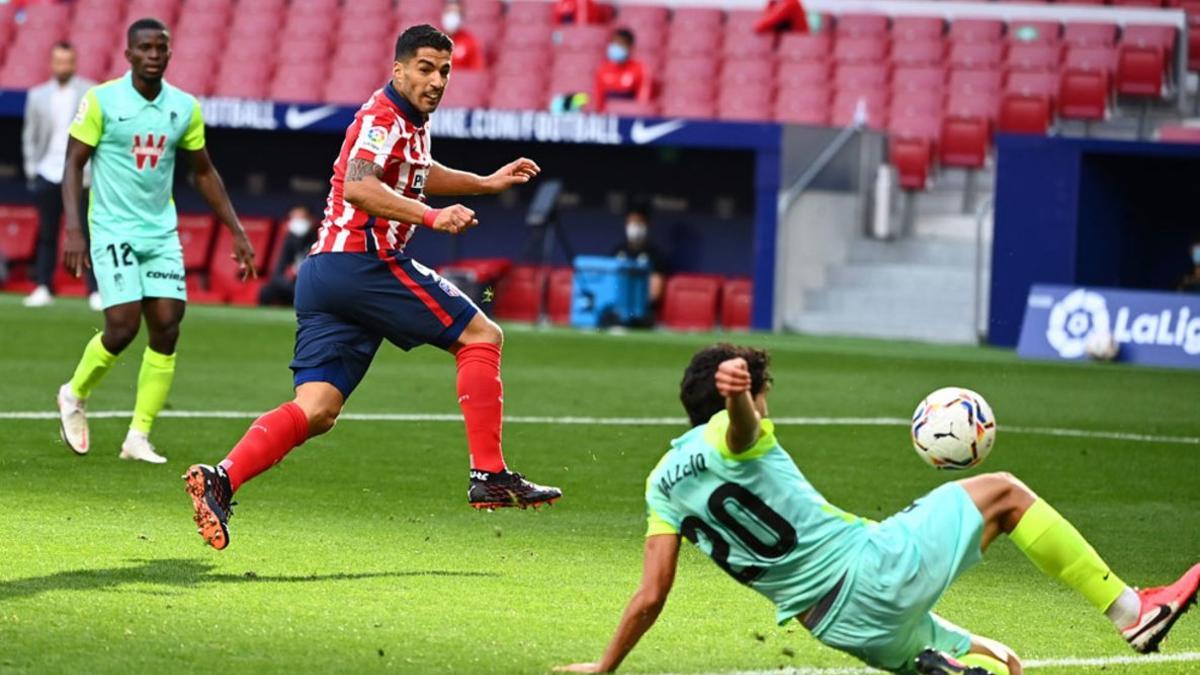 El delantero del Atlético de Madrid Luis Suarez marca durante el partido de LaLiga entrenel Atlético de Madrid y el Granada disputado en el estadio Wanda Metropolitano en Madrid