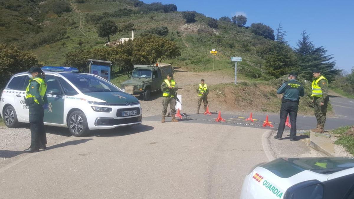 El control fronterer a l&#039;Alt Empordà on es veuen diversos vehicles de la Guàrdia Civil i de l&#039;exèrcit amb membres de la benemèrita i militars.