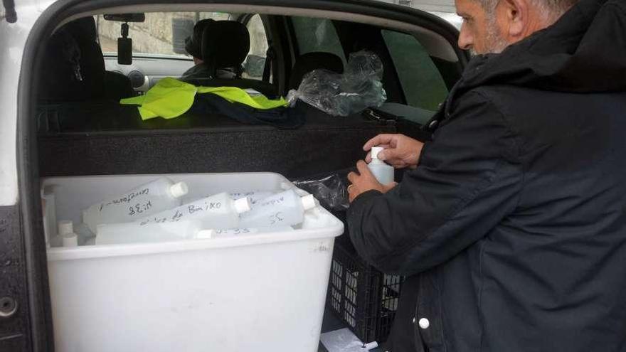 Recogida de muestras de agua en las fuentes de la localidad hace un mes. // Noé Parga