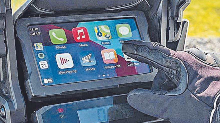 CONECTADa La Africa Twin cuenta con una pantalla táctil de 6,5’’ con conectividad Apple CarPlay, Android Auto y Bluetooth. honda