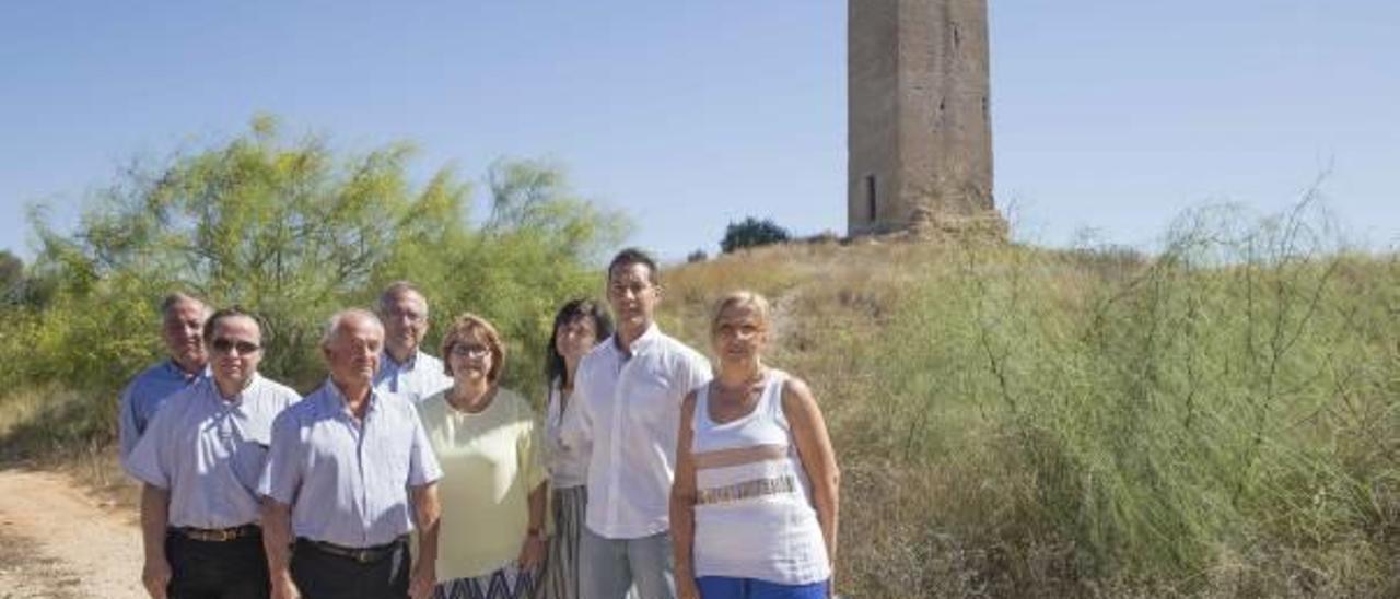 Los dueños con la alcaldesa, los ediles y los representantes de Patrimonio.