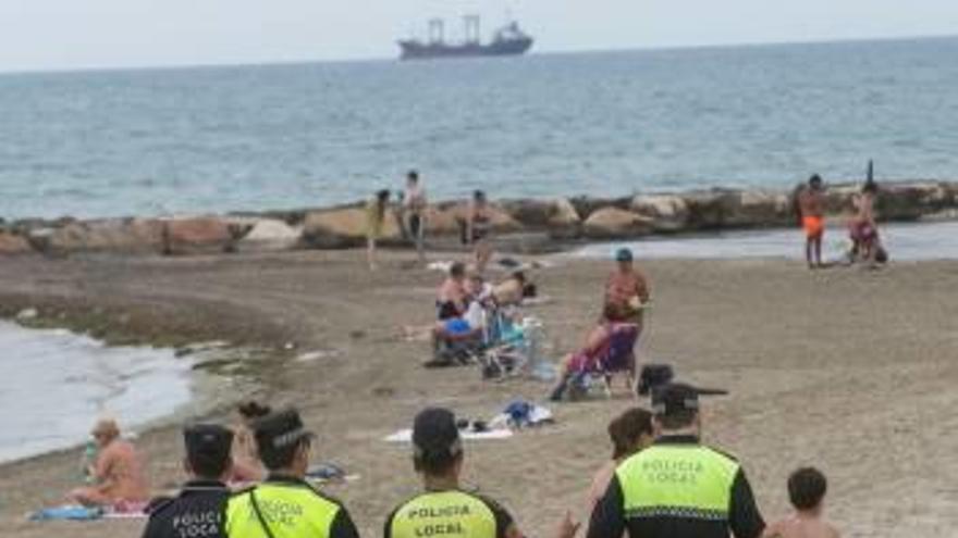 Los nuevos agentes, junto a otros policías locales, ayer en el primer día en el Postiguet