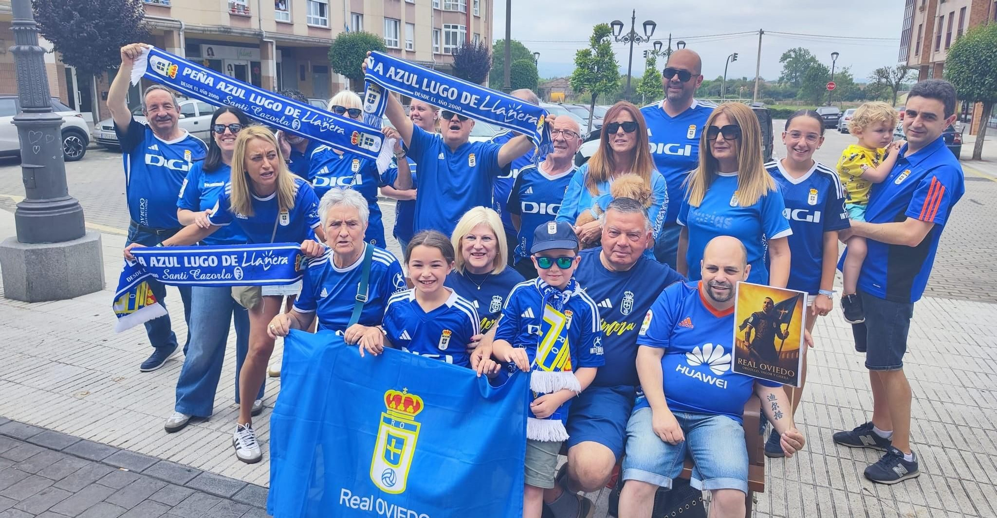 Ofrenda azul en Lugo de Llanera: los oviedistas agradecen a Santa María el ascenso a Primera