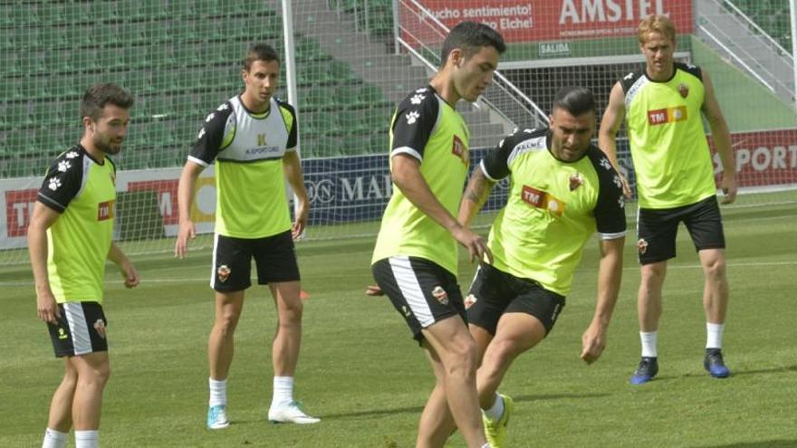 El Elche ha entrenado esta mañana en el estadio Martínez Valero a  puerta cerrada