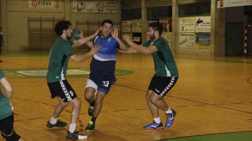 Santi, en una acción ofensiva de un partido anterior del Servi-Auto Bueu Atlético. // Santos Álvarez