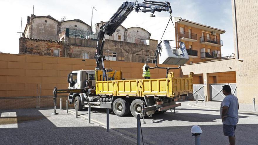 Plaques de fibrociment en els edificis pendents d’enderroc a Girona