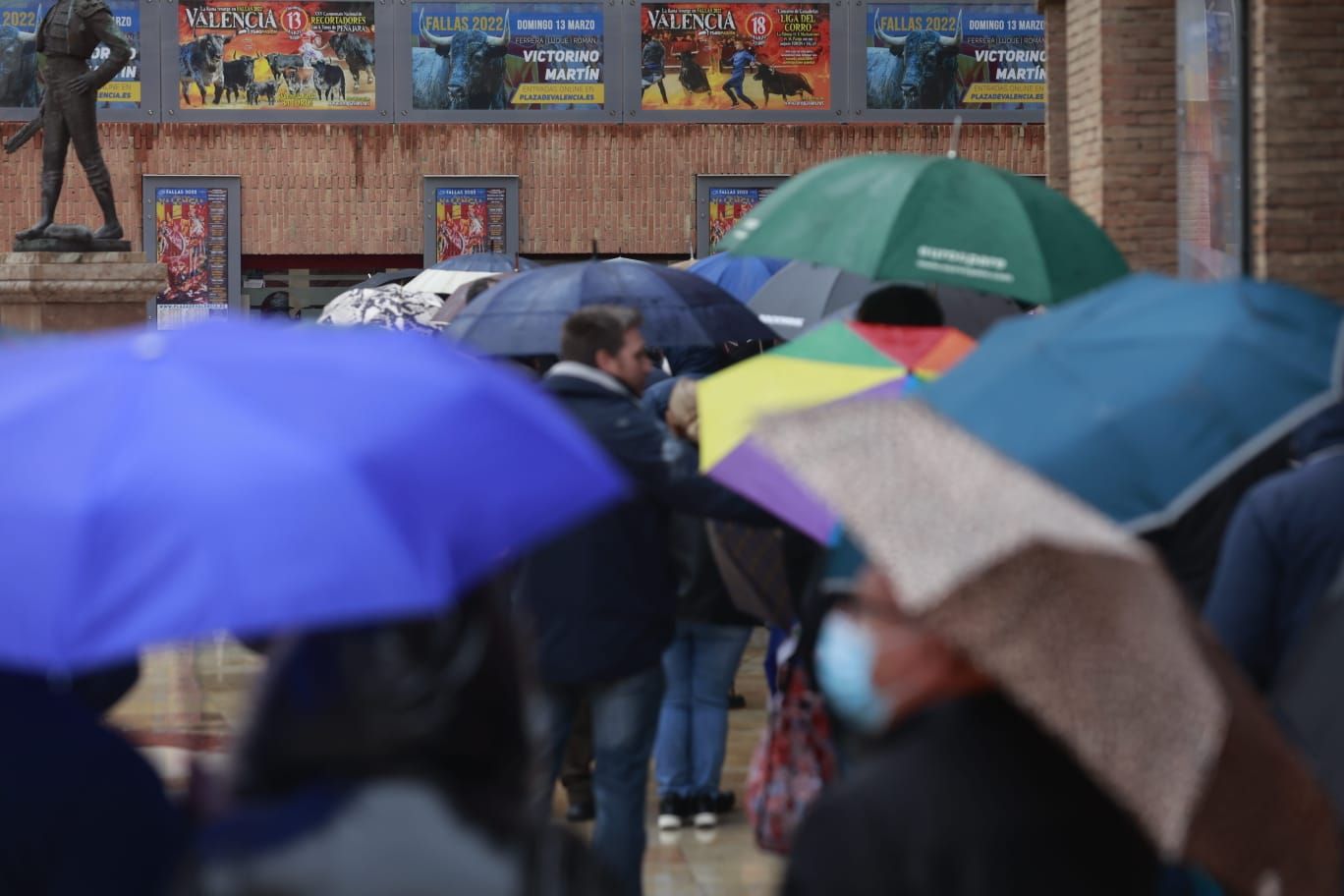 Largas colas bajo la lluvia para comprar las entradas de la Feria de Fallas
