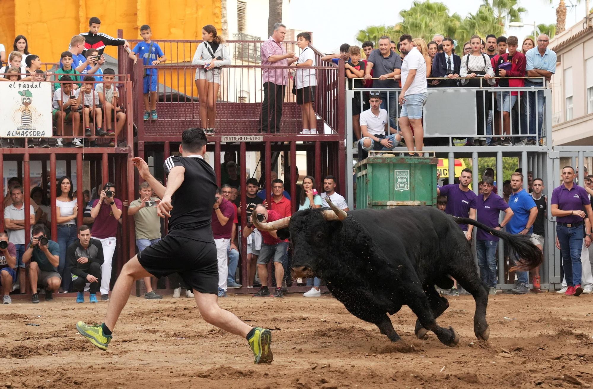 Las fotos de la tarde taurina del lunes de fiestas del Roser en Almassora